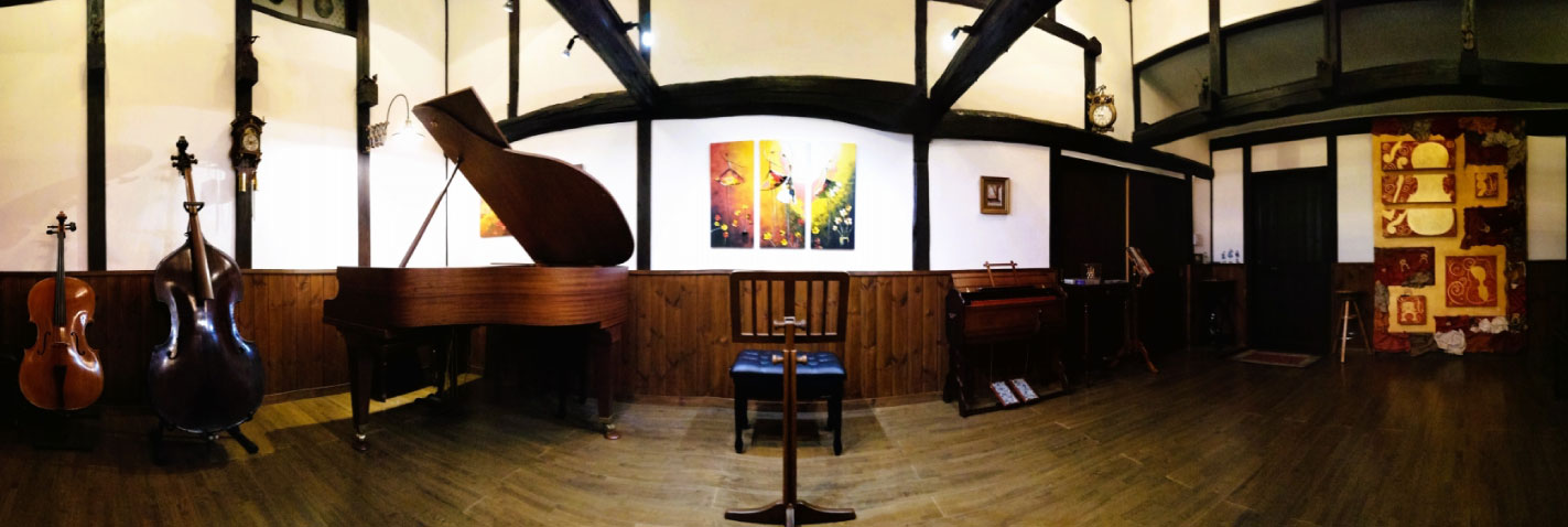 蛍の光を小川に映し、どこか懐かしいような小道の光景に、ひっそりと建つ白壁の「蔵」。 およそ 100 年の時代を経た古木と漆喰壁に包まれて、魂に響く不思議な音空間。 奏者と聴き手、互いの想いを心から感じとれるひと時、 人生の素敵な良き想い出の 1 ページとなりますように・・・・。